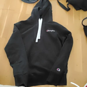 Champion hoodie - Den är Medium i storlek. Den är knappt använd