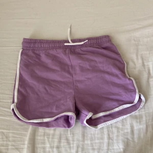 Lila shorts - Lila shorts, har använts 4-5 gånger.