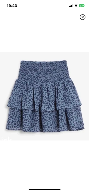 blå volangkjol  - världens finaste volangkjol💕💕 använd få gånger och säljer då den inte kommer till användning💗 storleken motsvarar xs,s,m då den är väldigt stretchig💖frakt tillkommer! hör av er om ni undrar nåt😊