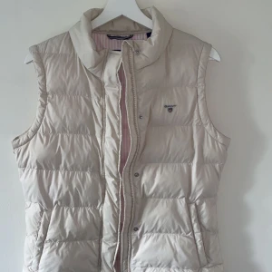 Gant väst  - Gant väst i nyskick. Storlek 176. Nypris ca 1400. Går att diskutera priset 