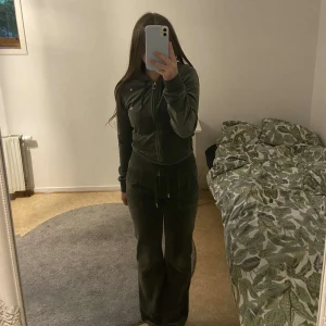 Juicy Couture set - Hej, säljer detta Juicy Couture set åt min syrra,  Både byxor & tröja är i storlek XS & det är i färgen Dark Moss Säljes för 1100 + frakt Kan Säljas styckvis🙌🏼 Se bild 3 för liten skråma på knäet som knappt syns 