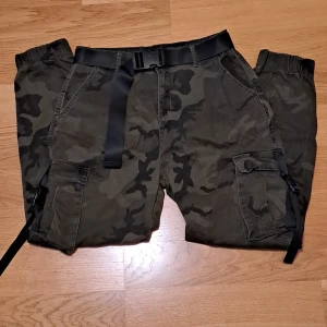 Camouflage cargopants - Jättefina och sköna camouflage cargopants. Skärpet kan man spänna som man vill. Använd gärna köp nu, kontakta vid frågor eller fler bilder!!<3