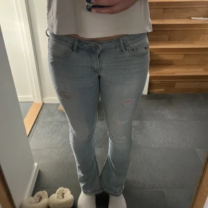Holister Jeans  - Mina fina lågmidjade Holister jeans med uppklippt på sidan då de var lite för skinny innan. Jättefina men tyvärr lite tighta på mig som man kanske ser på bilderna, även uppsprättade nedtill för att de var lite korta. Hör av er för mer info och intresse!🥰