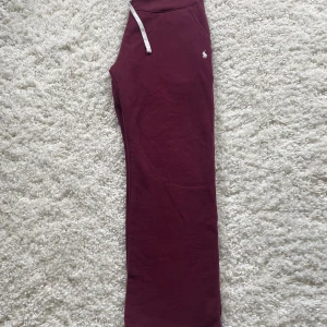 Utsläppta Ralph Lauren Byxor - Gamla modellen Ralph Lauren byxor ”utsläppta” alltså straight fit Storlek L passar M bättre