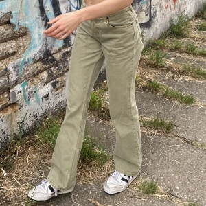 Gröna jeans - Snygga gröna lite flared jeans storlek 36