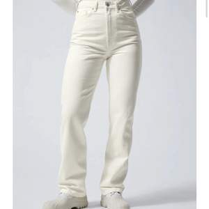 Vita rowe jeans från weekday storlek 26-25/ 32, omsydda så de ser lite klippta ut men ej kortare!!