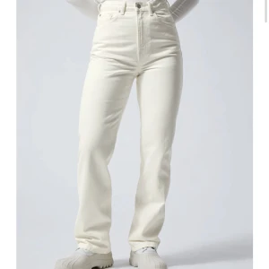 Jeans weekday rowe - Vita rowe jeans från weekday storlek 26-25/ 32, omsydda så de ser lite klippta ut men ej kortare!!