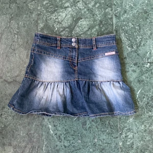 Jeans kjol - Väldigt fin använd få tal gånger.lågmidjad kjol med volang vid slutet