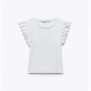 Zara topp - Säljer eftersom den inte kommer till användning längre. Knappt använd och i mycket fint skick!💕