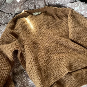 Stickad oversized  - Lite lättare i tyget, oversized stickad tröja från H&M. Hundar finns i hem därav tvättas allt innan paketering, skriv privat för mer frågor eller bilder! 💛