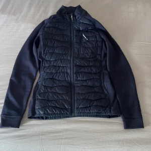 Peak performance cardigan - Säljer nu en helt oanvänd cardigan då den it passade mig i storleken ny pris 2000. perfekt till sena sommarkvällar då den it är jättevarm av sig 