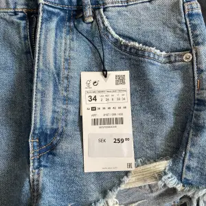 Snygga coola jeans shorts från Zara i strl 34 (passar ganska bra på mig som är en 36:a också) ⭐️ säljer pga lite för små, prislapp och allt kvar, aldrig använda😊 köpte för 259;-