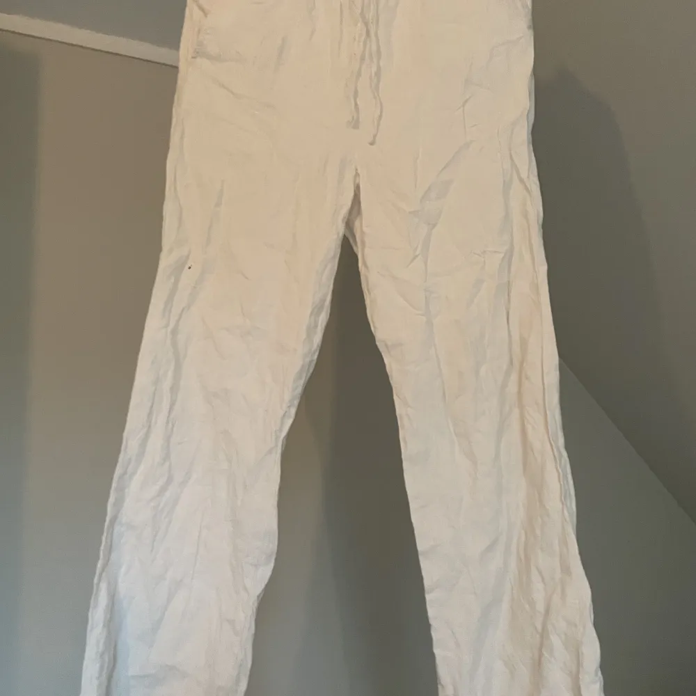 Fina linnebyxor vita från Cubus! Köpta förra året för 500, säljer då när jag sprätta upp kanten längst ner blev de för långa för mig!!. Jeans & Byxor.