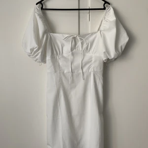 Klänning  - Storlek 34, sitter perfekt, något genomskinlig men med vita kortare ”cykelbyxor” under passar klänningen bra! Använd en gång. 