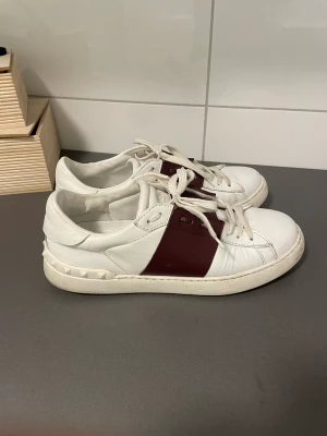 Valentino open - Hejsan säljer mina vinröda valentino opens! Inget og medföljer dessvärre, såklart äkta! (Köpta från relux.heat). Skulle säga cond 8,5-9/10. Byter gärna mot andra plagg/skor med swish från mig eller tvärtemot! Skriv vid funderingar!