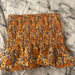 Kjol  - En jätte gullig kjol i storlek L Köparen står för frakten 