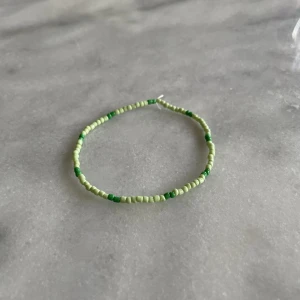 Armband - Grönt pärlarmband. Normal storlek. 