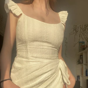 Student/skolavslutningsklänning - Varan är i princip i nyskick. Den användes bara på min student men har legat i garderoben sen dess. Snälla ge denna fantastiskt söta klänningen ett nytt hem!💕🌸  Fraktkostnaden står du för själv😇