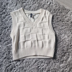 Stickad topp - En stickad av någon slags topp typ💓 väldigt fin men kommer inte till användning 🤗💓