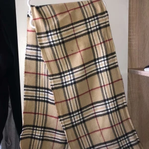 burberry halsduk - burberry halsduk använd få gånger,pris kan diskuteras 