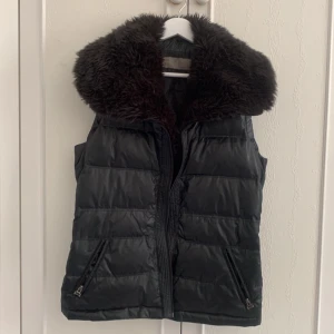 Väst - Det här är en väst från zara det är jättefin men har inte använt så mycket 3-4 gånger. Är storlek M men passar på mig som har storlek s