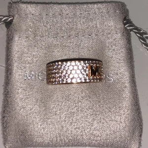 Michael kors  - Jätte fin ny Michael kors ring ny pris är 1300kr säljer för 300 