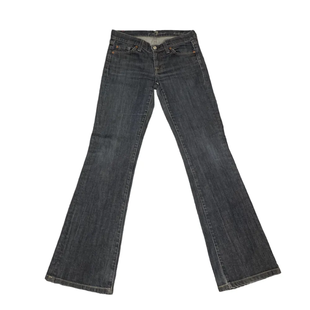 Lågmidjade bootcut Seven For All Mankind jeans i mörk wash, storlek 26. Köpta för 500kr på tradera 💘. Jeans & Byxor.