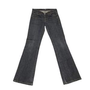 Lågmidjade bootcut Seven For All Mankind jeans i mörk wash, storlek 26. Köpta för 500kr på tradera 💘