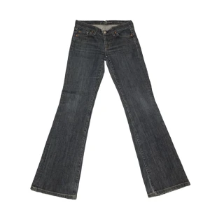 Lågmidjade Bootcut jeans  - Lågmidjade bootcut Seven For All Mankind jeans i mörk wash, storlek 26. Köpta för 500kr på tradera 💘