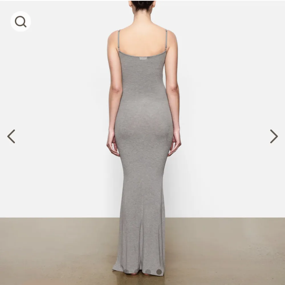 Säljer min så fina klänning från Skims. Endast använd en gång. Säljer då jag inte får användning för den. Köpt för 895 kr. 🌸. Klänningar.