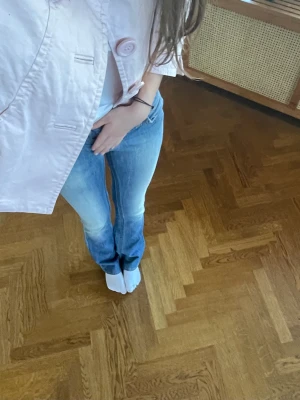 Lågmidjade jeans - Superfina Lågmidjade jeans med lappen kvar. Jag är 169 och de är perfekta på mig i läng med tyvärr för små i midjan för att knäppa vilket är jättesynd. Men perfekt färg för sommarn💙 Midjebredd 36cm och 76cm runt Innerbenslängd 83cm Midja 19cm