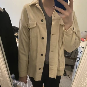 Skjortjacka Zara - Offwhite Skjortjacka i mocka från zara! I fint skick🫶🏼