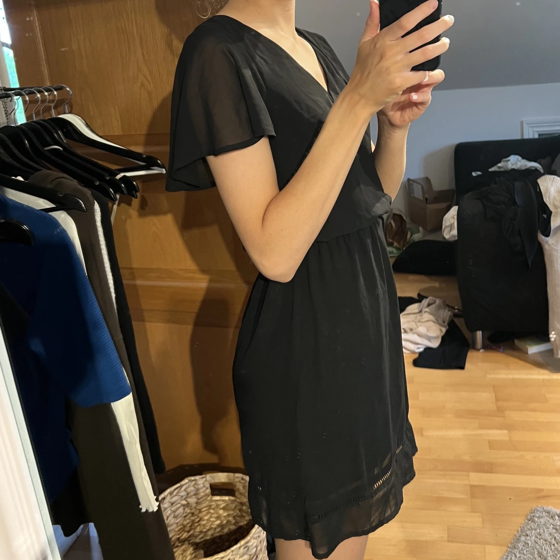 svart kort klänning