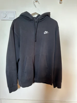 Nike hoodie - Säljer min Nike hoodie då den inte kommer till användning längre, haft den ett tag men är fortfarande i okej skick. Skriv för fler bilder eller frågor. Ny pris 750kr