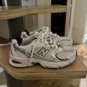 New balance 530 - Intressekoll! Använda en gång, vill sälja pga för liten storlek.