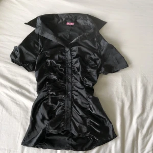 Blus  - användnt 1 gång till halloween❤️ är u väldigt bra skick✨ De står att tröjan är XL med den sitter som M 