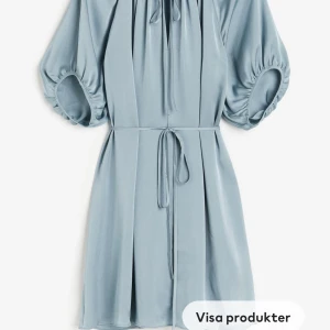 Satinklänning  - Ljusblå satinklänning med knytband från H&M. Använd en gång i storlek M. 