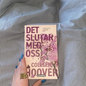 Colleen Hoover böcker😻 - Säljer dessa två böcker som är skrivna av Colleen Hoover!🙌🏻 Dem är i fint skick! Säljer då jag läst ut de!🤩 Jag rekommenderar de starkt. Det slutar med oss=110 kr, Förbannade Kärlek=100 kr💘 kontakta mig för fler funderingar