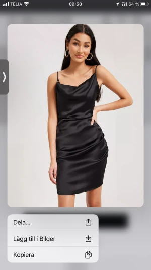 Svart klänning - Svart satin klänning. Köpt från boohoo för ganska länge sen så hittar ingen bild från hemsidan. Den första bilden är hur den ser ut framifrån på ett ungefär. Däremot har denna klänning en högt skuren slit med spets💛 