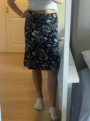 Sommar kjol - Superfin sommarkjol med blommor! Stretchig:)