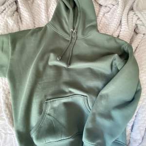 Grön bikbok hoodie som aldrig kommer till användning.💞Den är fortfarande mjuk och skön som den är när den är ny köpt. 