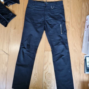 Raf simons aw2001-2002 cargo pocket pants - Rare raf simons aw2001-2002 riot cotton byxor. Samma model har gjorts i andra kollektioner men aldrig sett just denna förut. Waist är 32 eller 43 cm och inseam är 32 eller 83 cm. För mer bilder är det bara att fråga! Authenticated av grailed. Skicka bud!