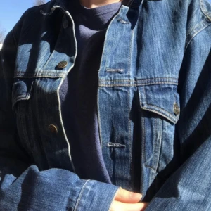 Jeansjacka! - Jeansjacka i storlek M/L köpt på second hand. Passar bra om man har mindre storlekar också för då blir den mer oversized. Jag kan mötas upp i Stockholm! Skriv så kan jag visa fler bilder:-)