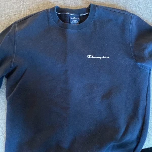 Champion sweatshirt. S - Hej. Säljer en Champion sweatshirt i storlek S. Knappt använd. 