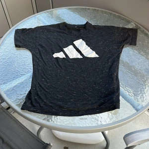 Adidas t-shirt, - Är inte sönder alls. Har inte haft på den bara 2 gngr elle ngt sånt. 
