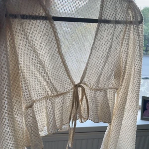 Blus - Jättefin somrig blus med knyte, strl M 