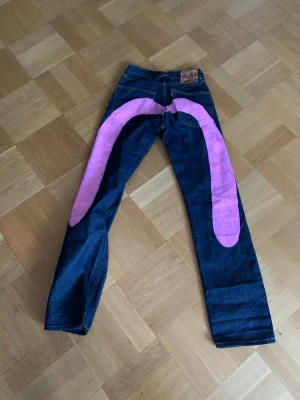 Evisu  - Hej säljer mina jättenice evisu jeans❤️helt oanvända av mig men köpte de här på plick för 1 år sen. inte använt för de är för stora :( för fler frågor skriv till mig privat🤙🤪❤️säljer bara för bra pris