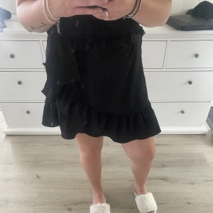 Omlottkjol - Svart omlottkjol med knytning på sidan från vero moda, storlek S men är justerbar, superfin och bekväm, använd endast ett fåtal gånger