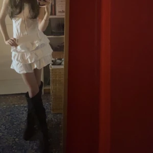 Mocka boots! - Säljer dehär as snygga mocka bootsen! Om ni vill se hur de ser ut på i video kan ni se de på tiktok @hekla.hallgrims  där jag har en vit klänning i videon med dehär bootsen! De är använda men i bra skick utan defekter! De är 51 cm med klacken som är 3 cm 