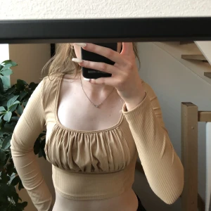 Långärmad beige topp - Säljer den här gulliga, beiga, långärmade toppen. Bra skick. Använt fåtal gången och just därför jag säljer den💞